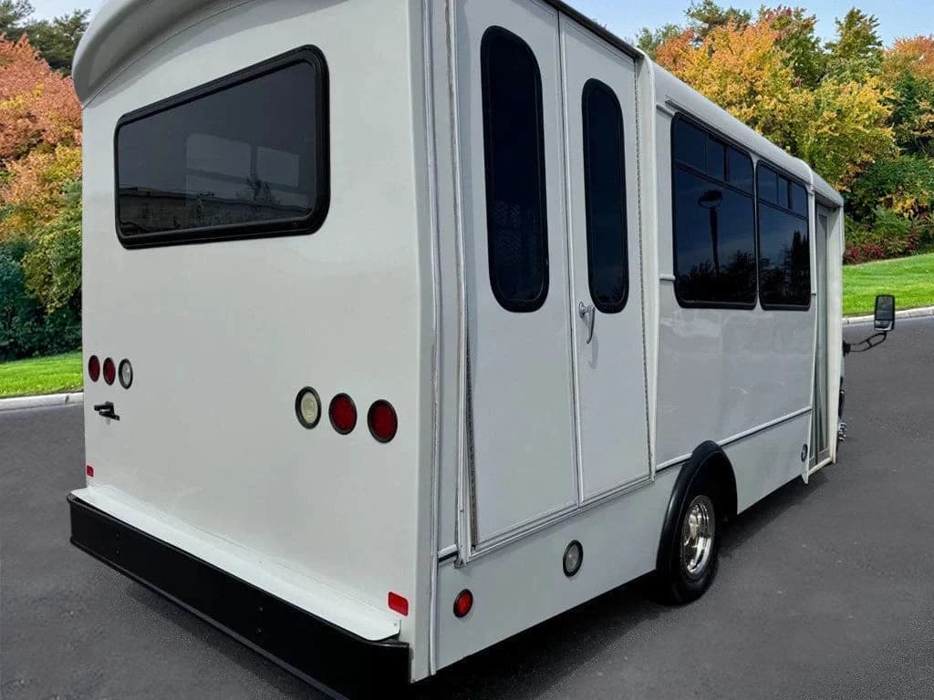 2015 Ford E-350 Shuttle Bus - Image 10