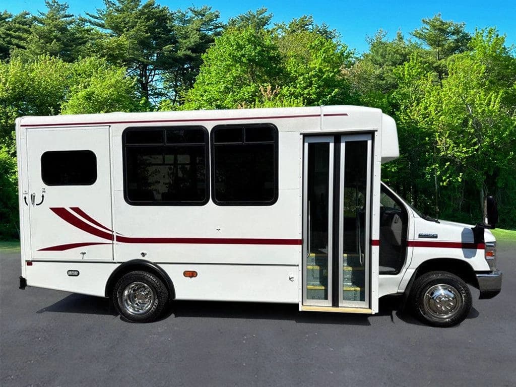 2017 Ford E-450 Shuttle Bus - Image 4