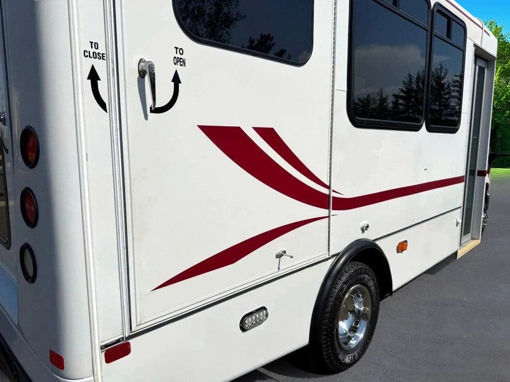2017 Ford E-450 Shuttle Bus - Image 10