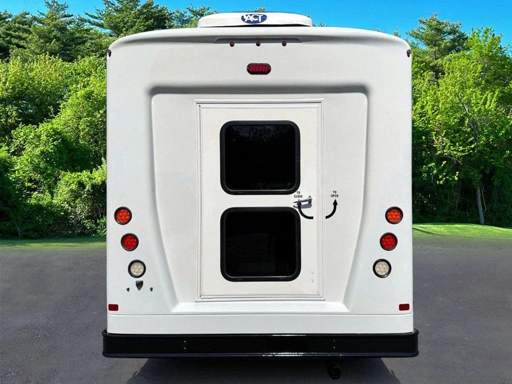 2017 Ford E-450 Shuttle Bus - Image 11