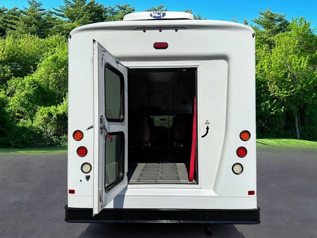 2017 Ford E-450 Shuttle Bus - Image 12