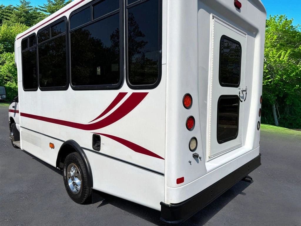 2017 Ford E-450 Shuttle Bus - Image 13
