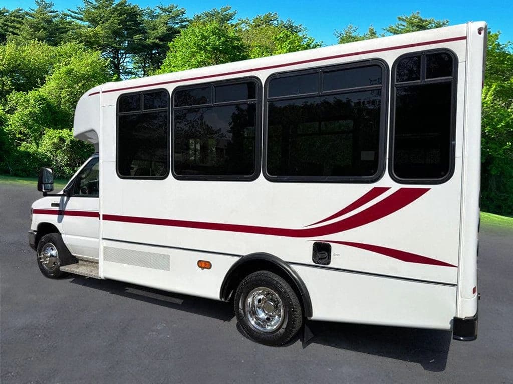 2017 Ford E-450 Shuttle Bus - Image 14