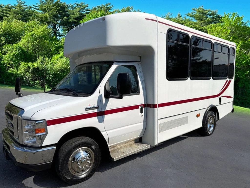 2017 Ford E-450 Shuttle Bus - Image 16