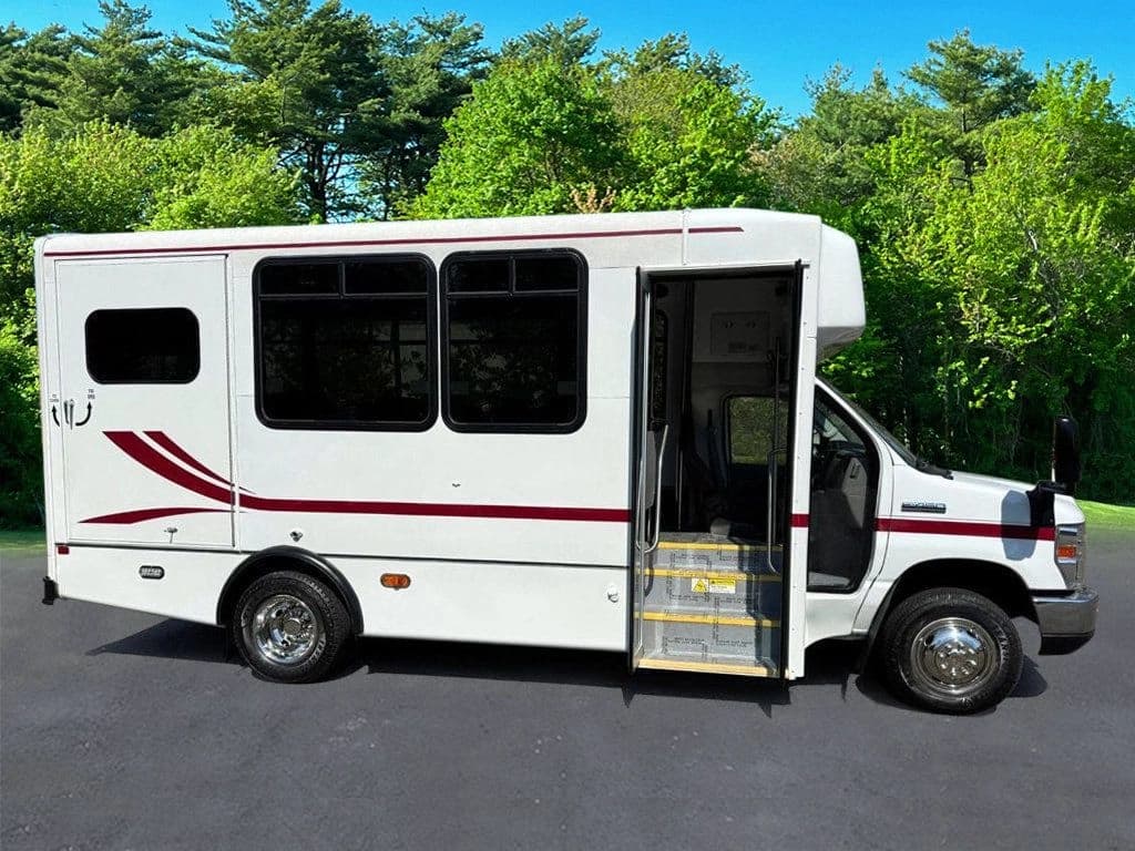 2017 Ford E-450 Shuttle Bus - Image 5