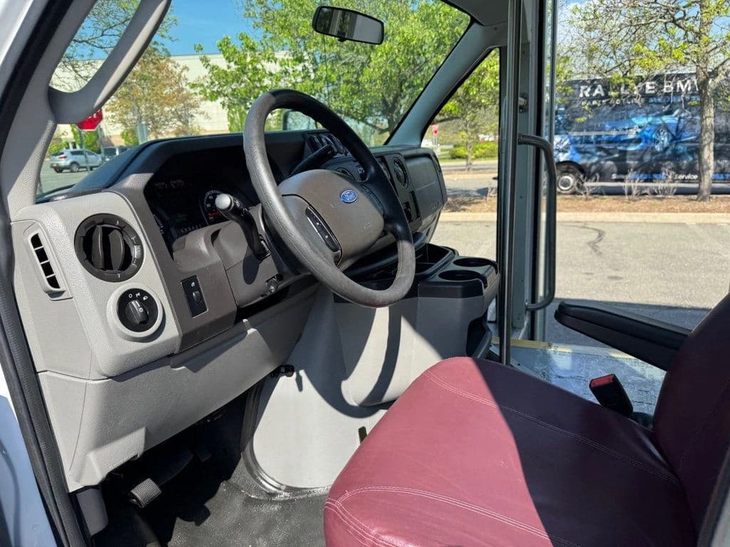 2017 Ford E-450 Shuttle Bus - Image 21