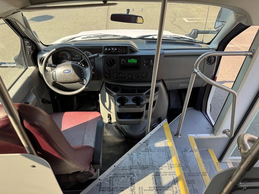 2017 Ford E-450 Shuttle Bus - Image 22