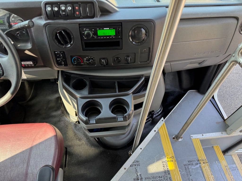 2017 Ford E-450 Shuttle Bus - Image 24