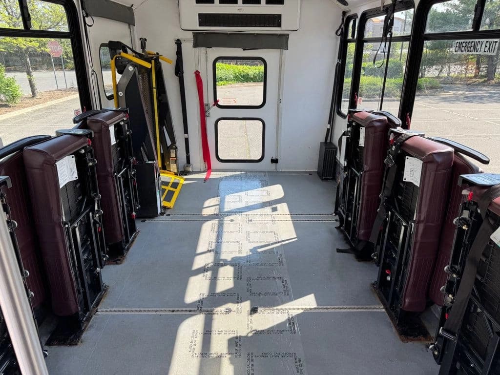 2017 Ford E-450 Shuttle Bus - Image 29