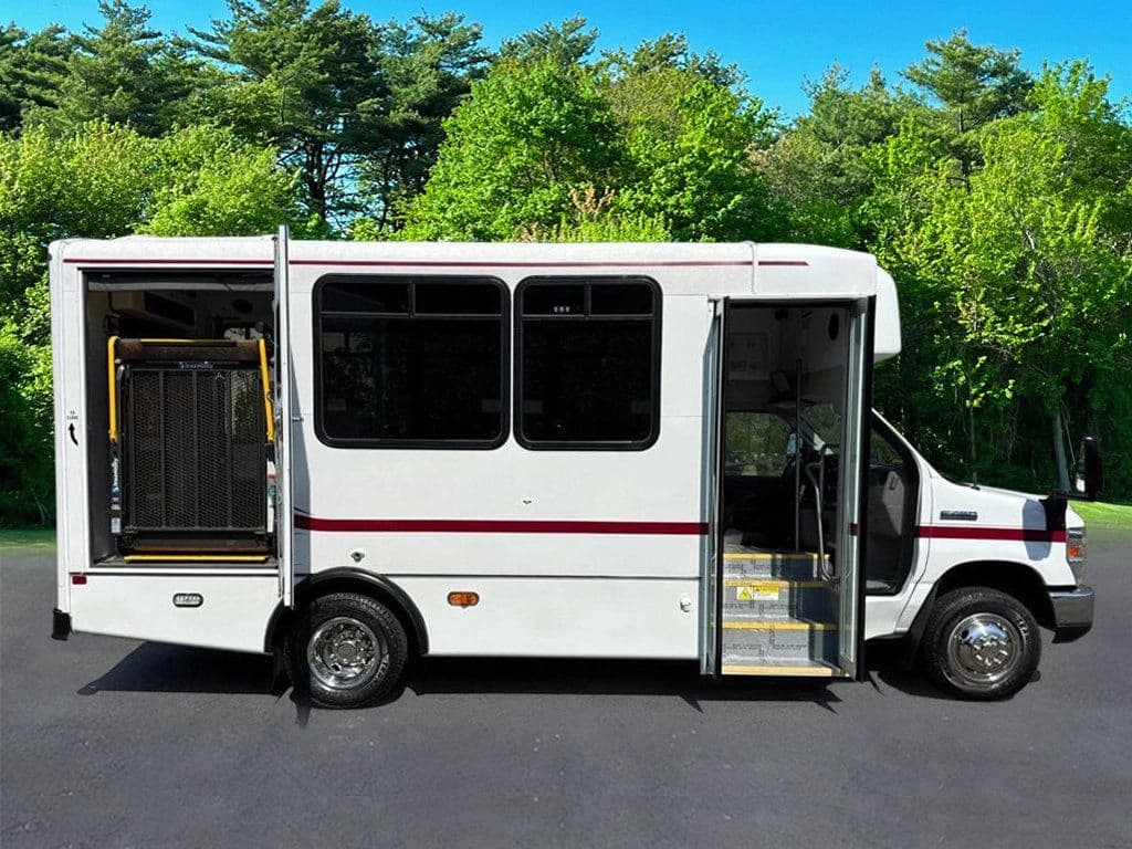 2017 Ford E-450 Shuttle Bus - Image 6