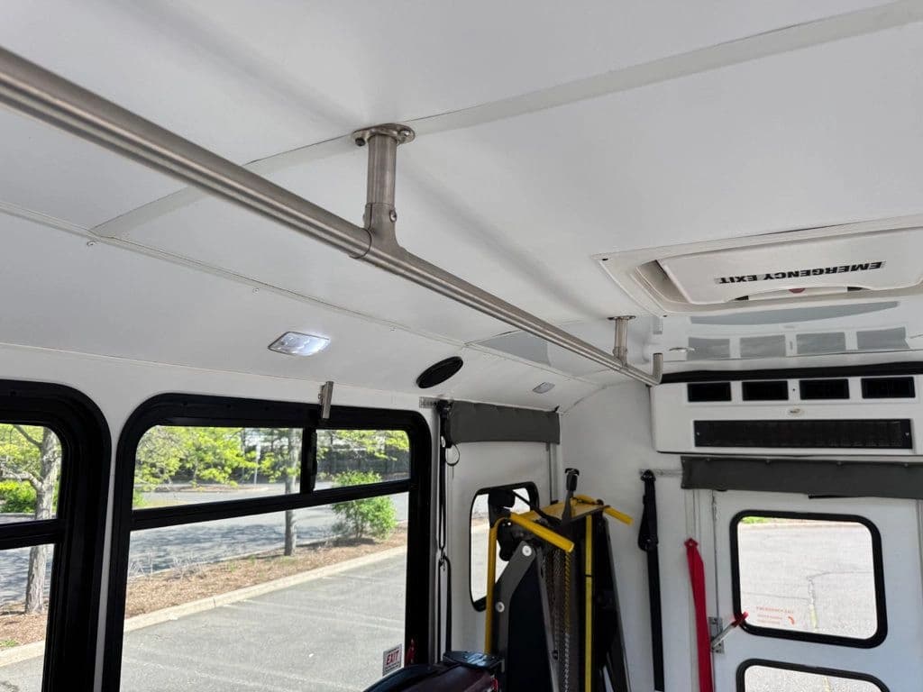 2017 Ford E-450 Shuttle Bus - Image 38