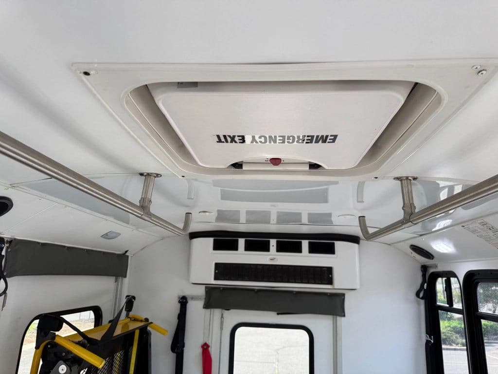2017 Ford E-450 Shuttle Bus - Image 39