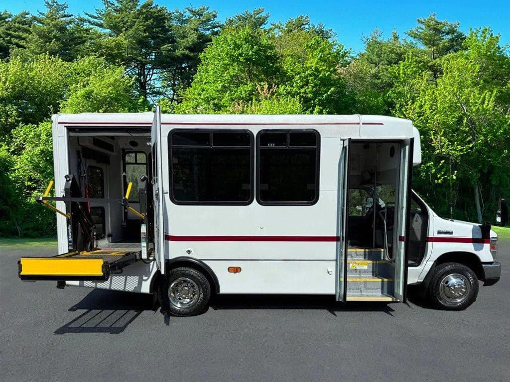 2017 Ford E-450 Shuttle Bus - Image 7