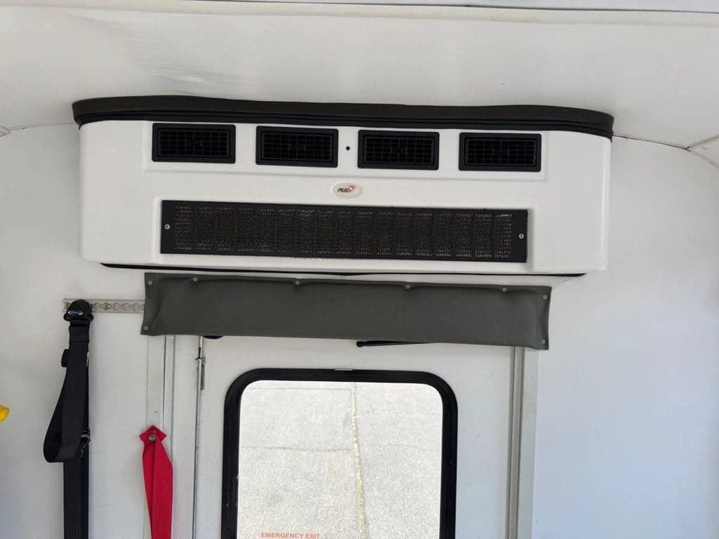 2017 Ford E-450 Shuttle Bus - Image 40