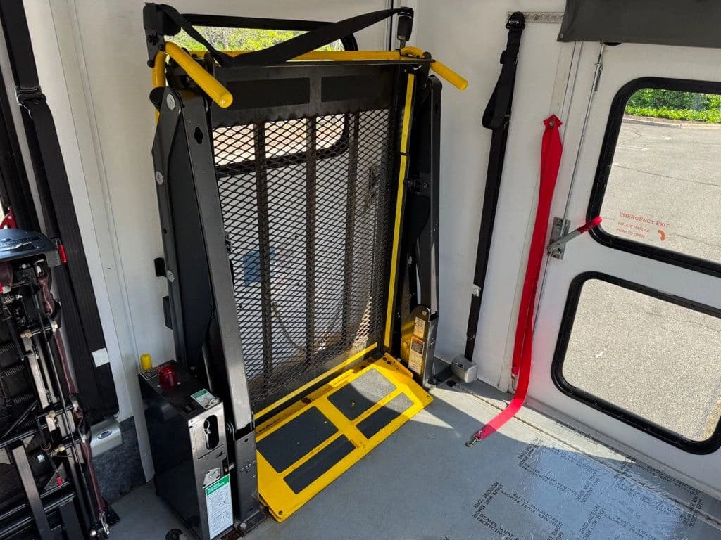 2017 Ford E-450 Shuttle Bus - Image 43