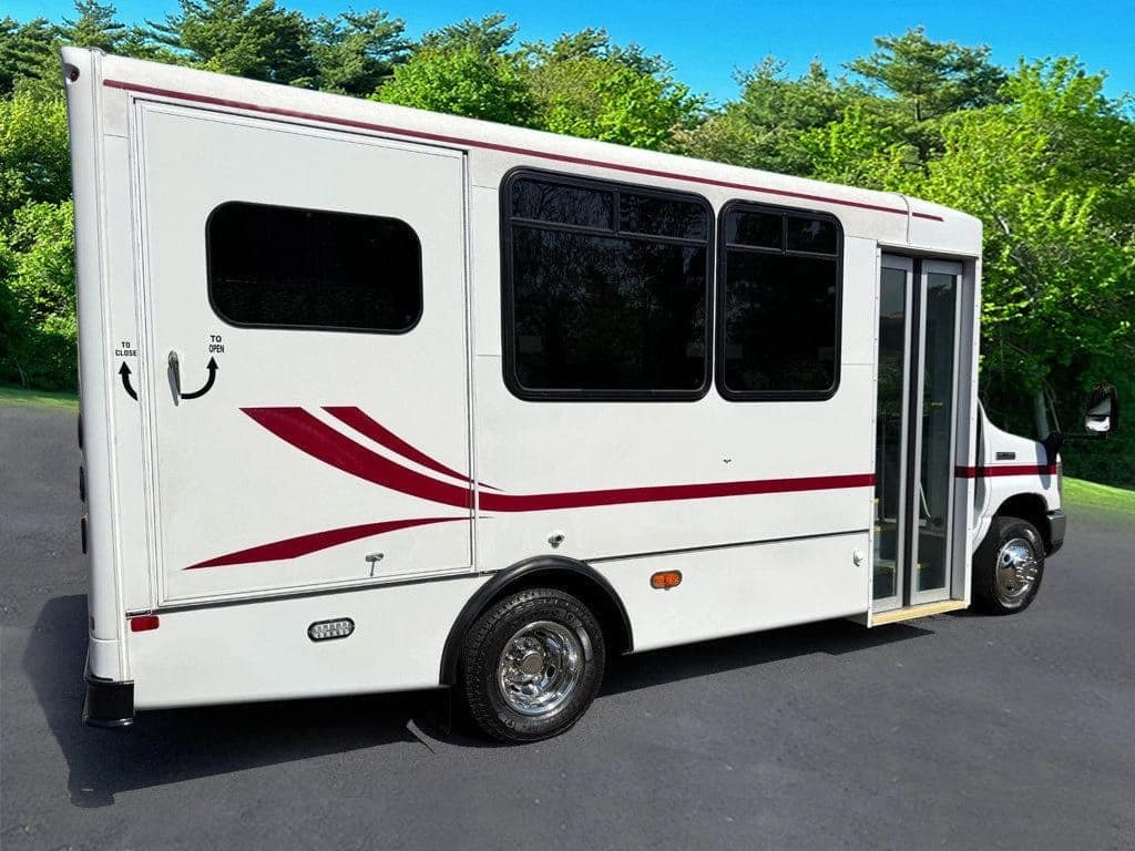 2017 Ford E-450 Shuttle Bus - Image 9