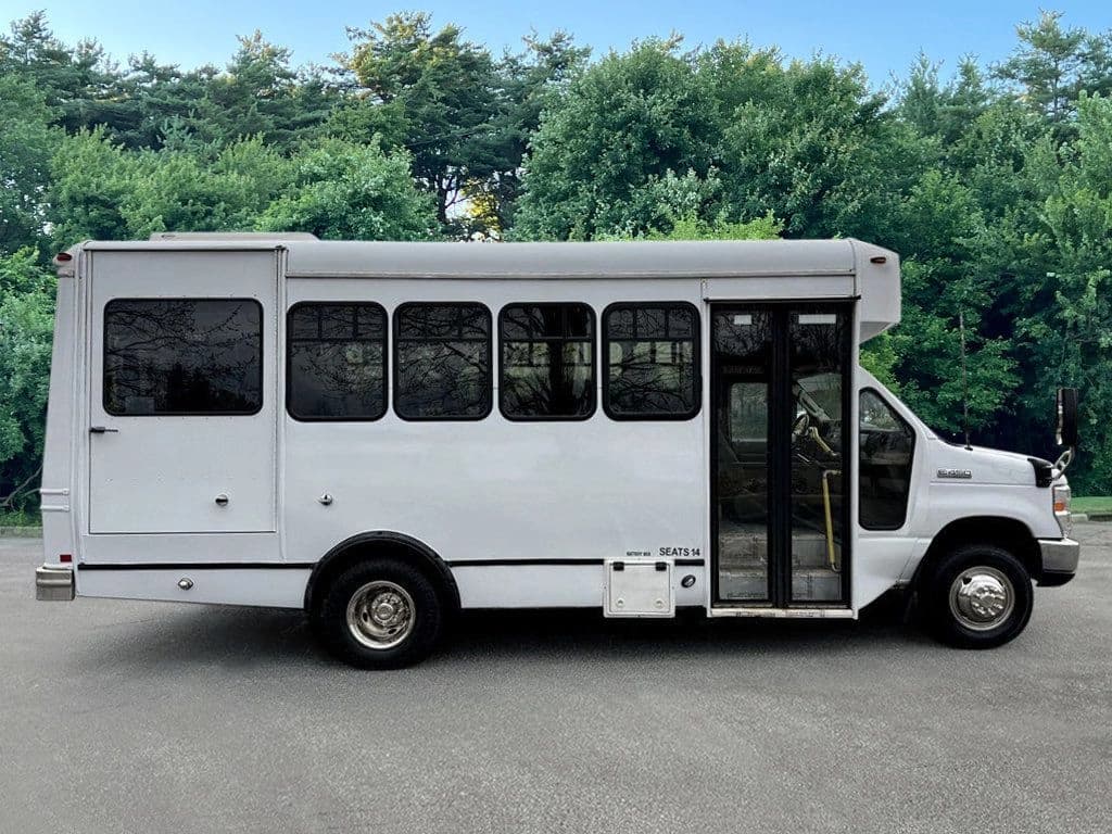 2014 Ford E-450 Shuttle Bus - Image 3