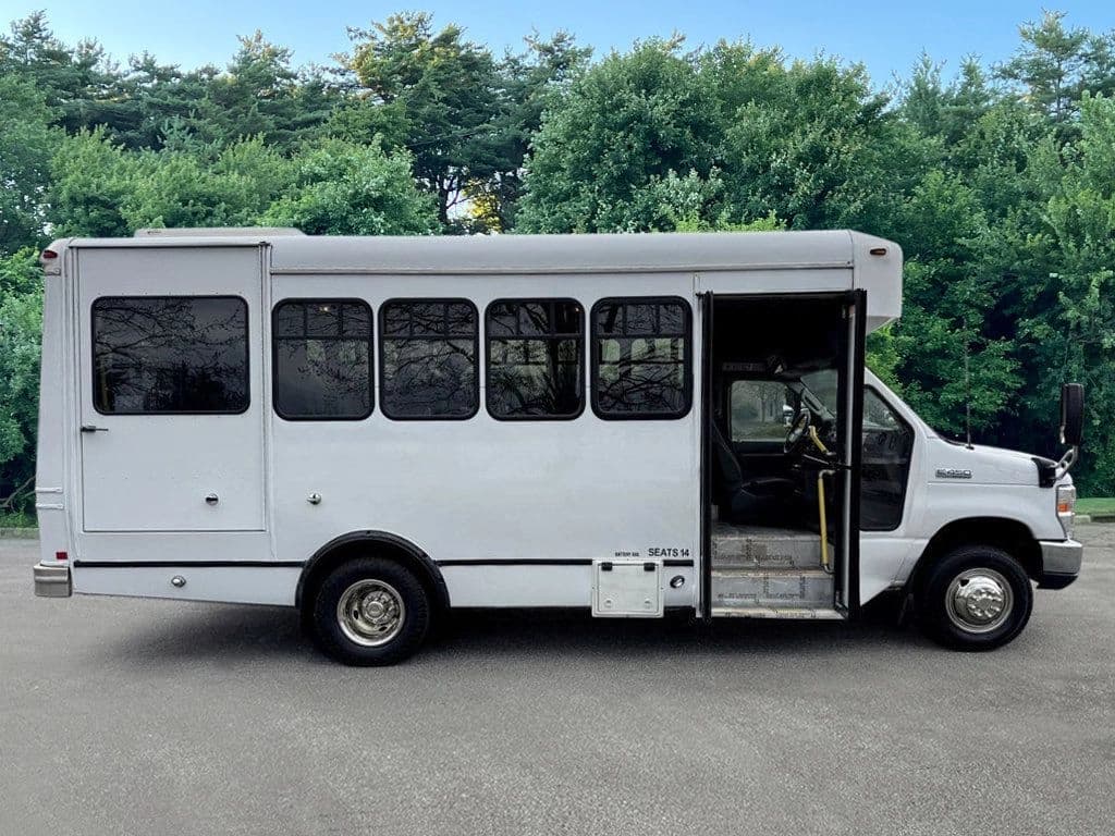 2014 Ford E-450 Shuttle Bus - Image 11