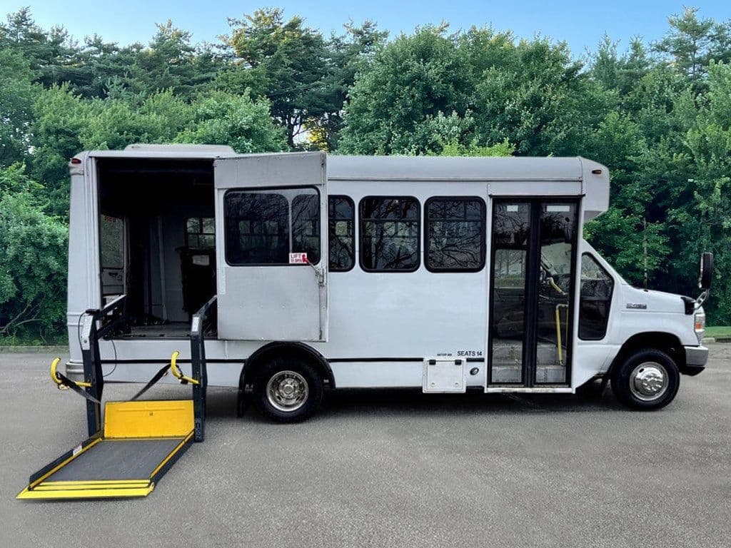 2014 Ford E-450 Shuttle Bus - Image 14