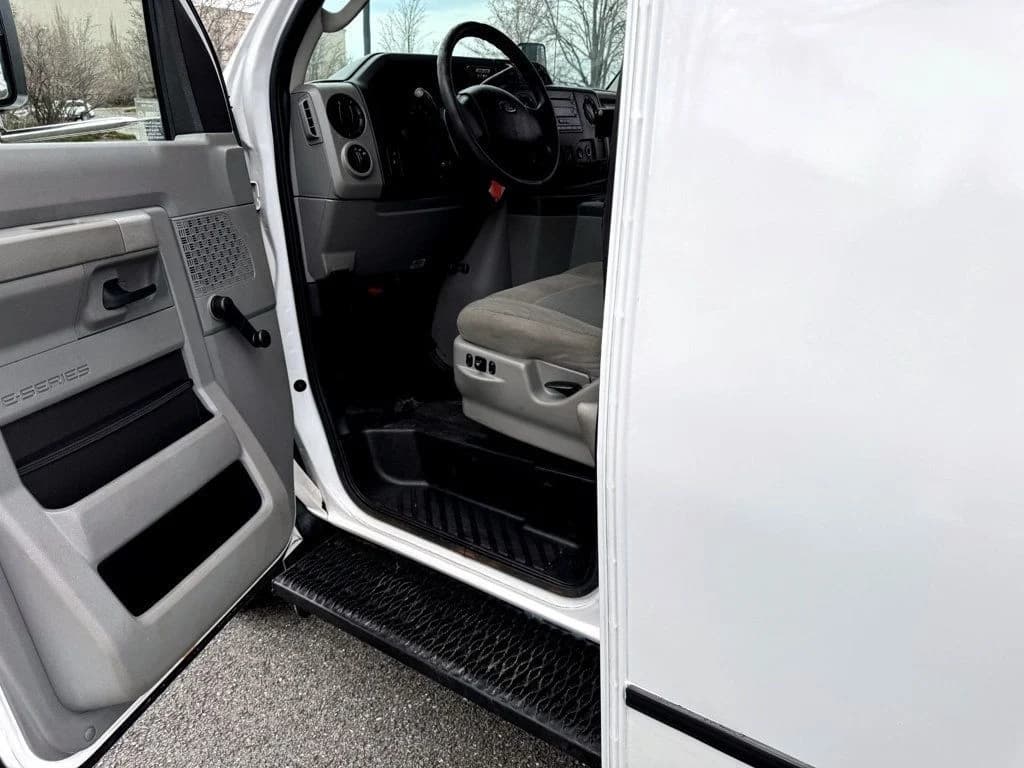 2014 Ford E-450 Shuttle Bus - Image 18