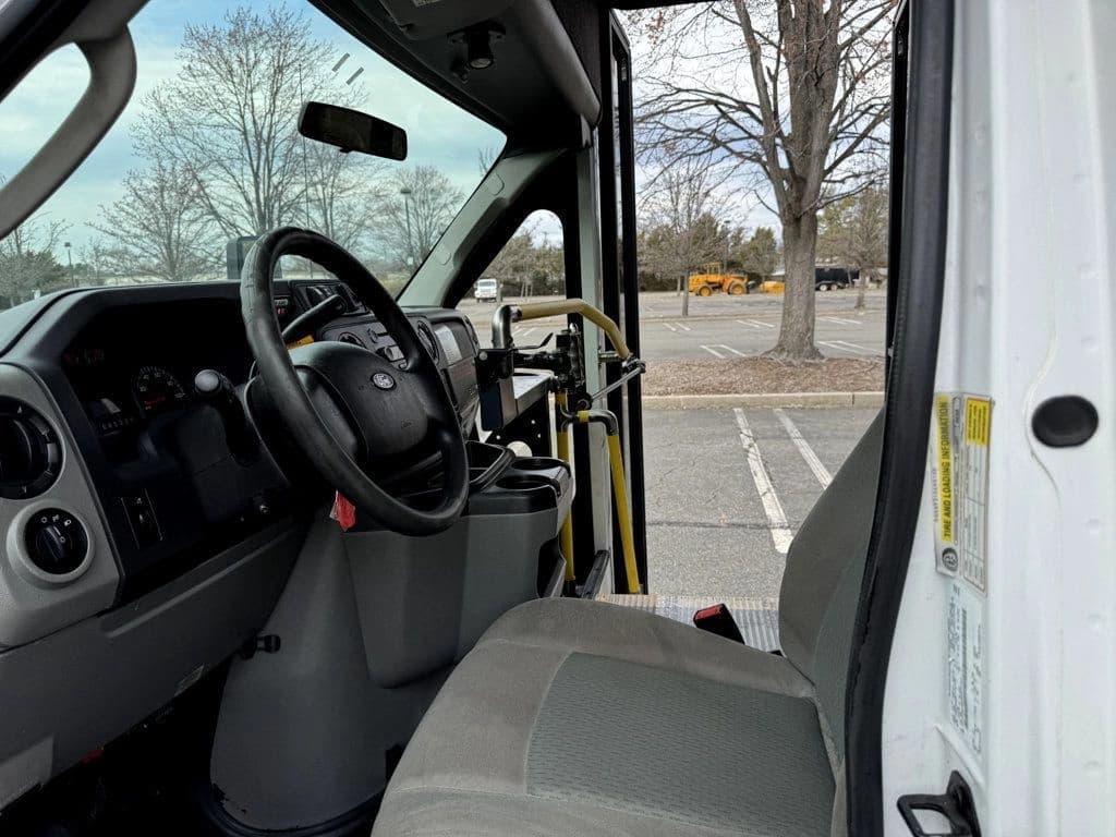 2014 Ford E-450 Shuttle Bus - Image 19