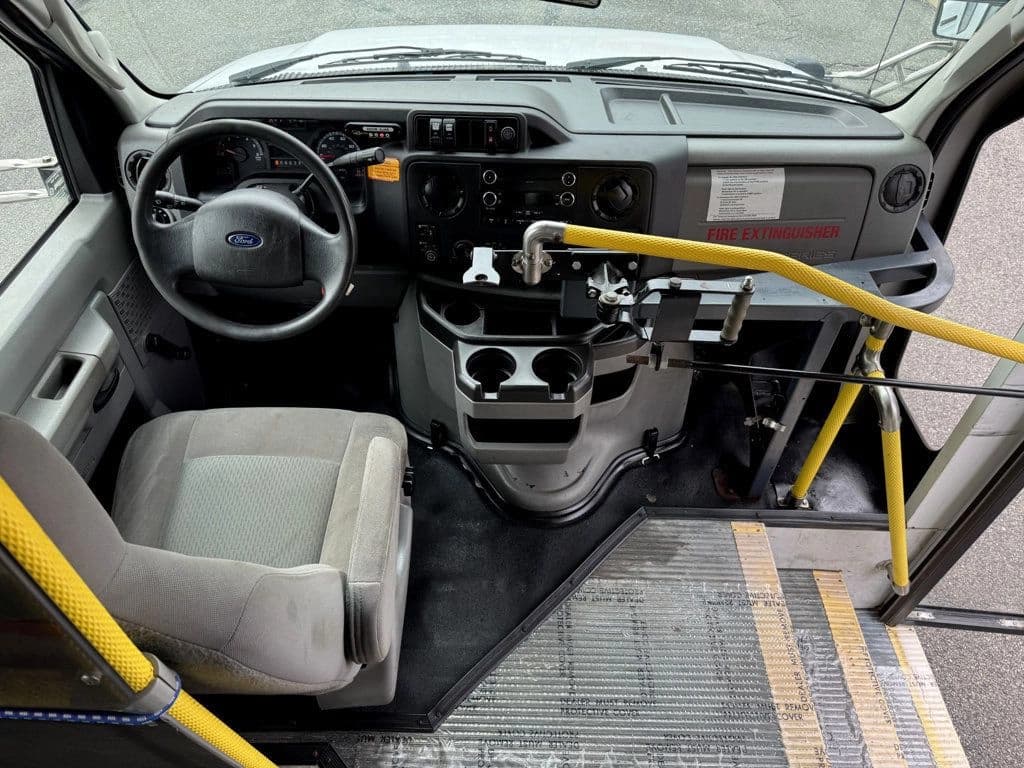2014 Ford E-450 Shuttle Bus - Image 20