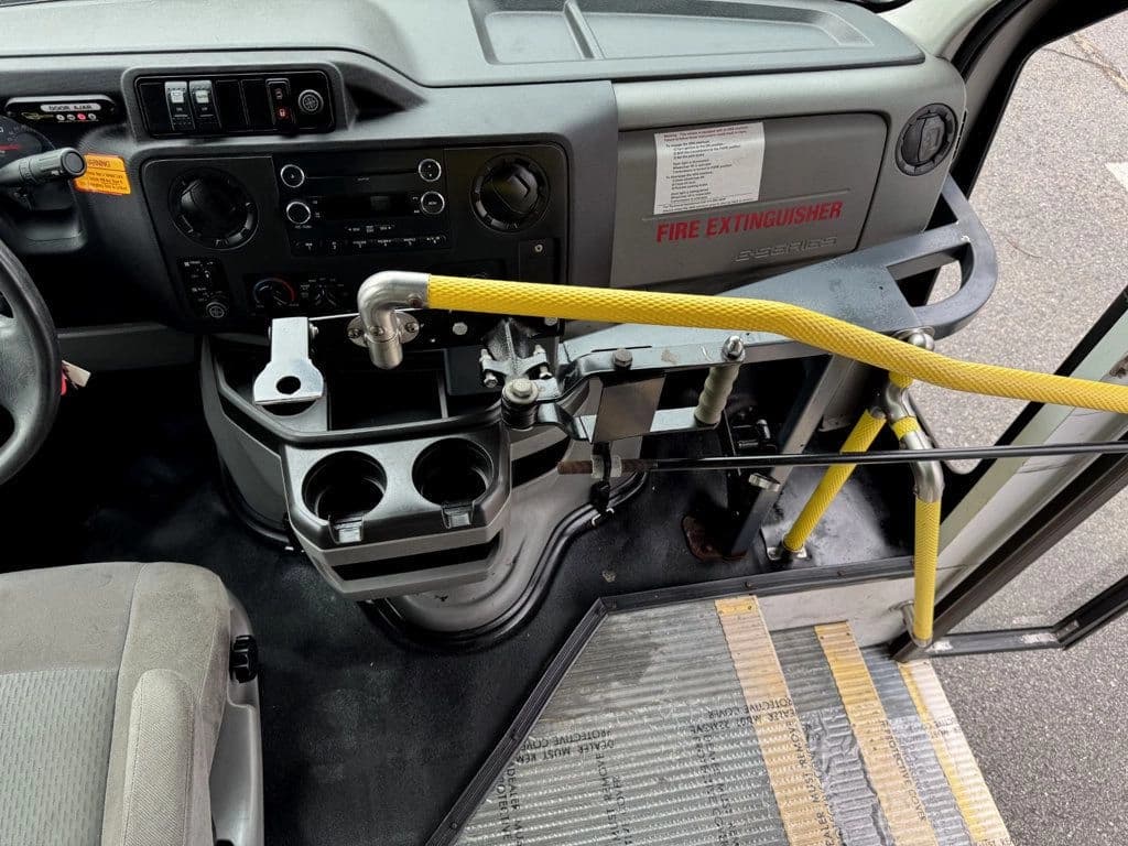 2014 Ford E-450 Shuttle Bus - Image 22