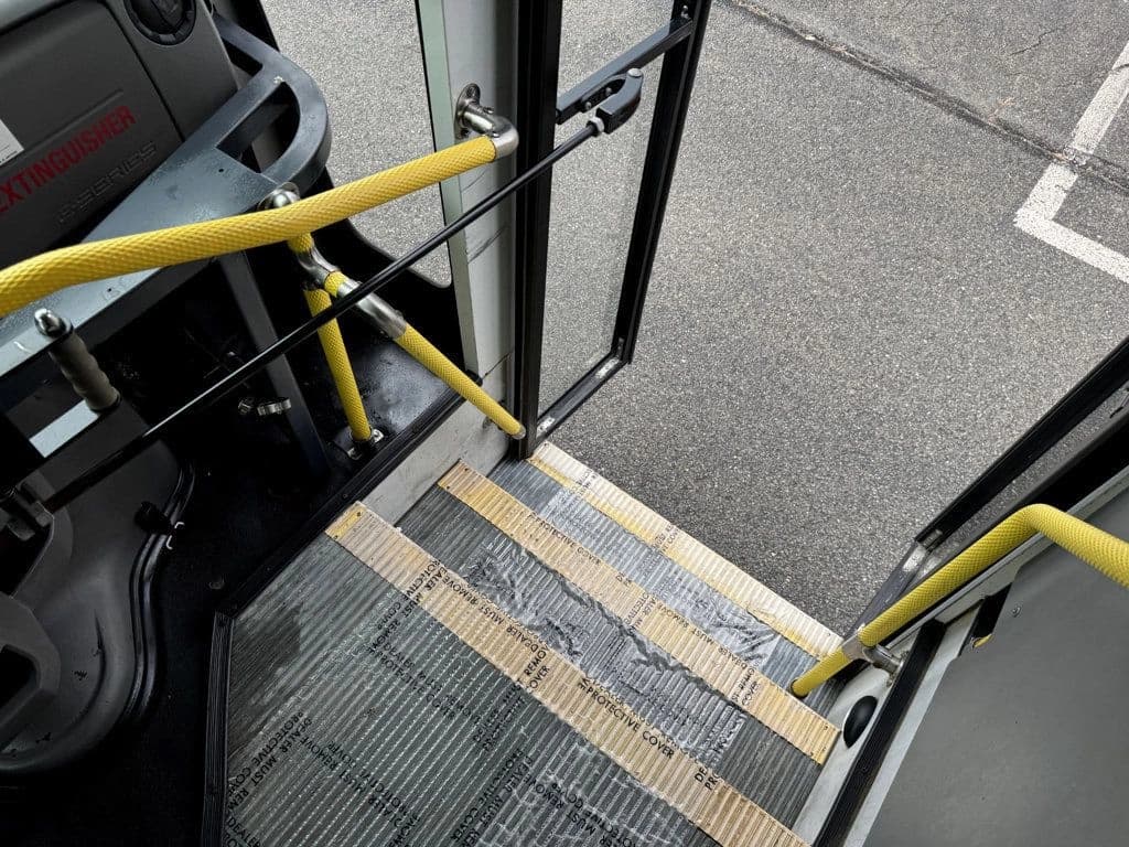 2014 Ford E-450 Shuttle Bus - Image 23