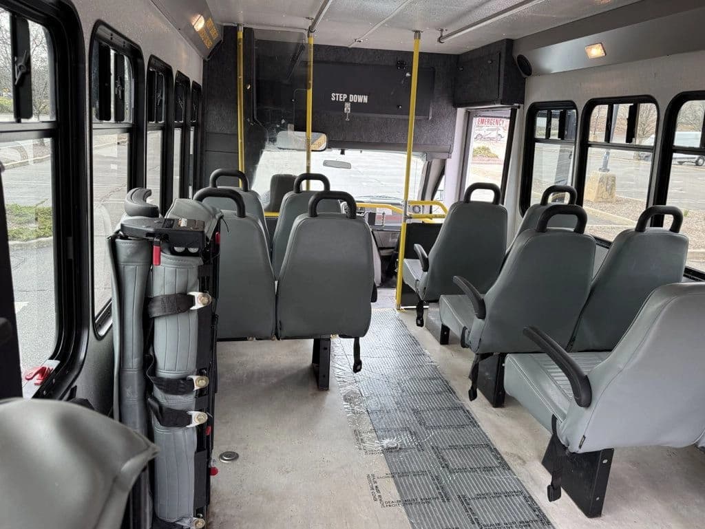 2014 Ford E-450 Shuttle Bus - Image 27