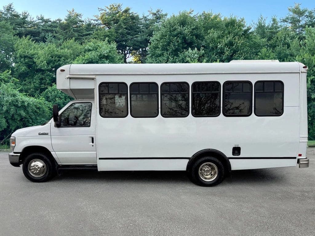 2014 Ford E-450 Shuttle Bus - Image 4