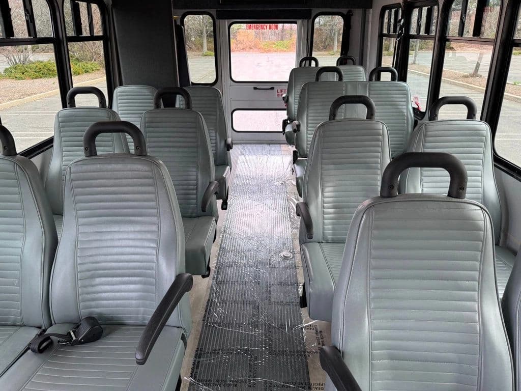 2014 Ford E-450 Shuttle Bus - Image 6