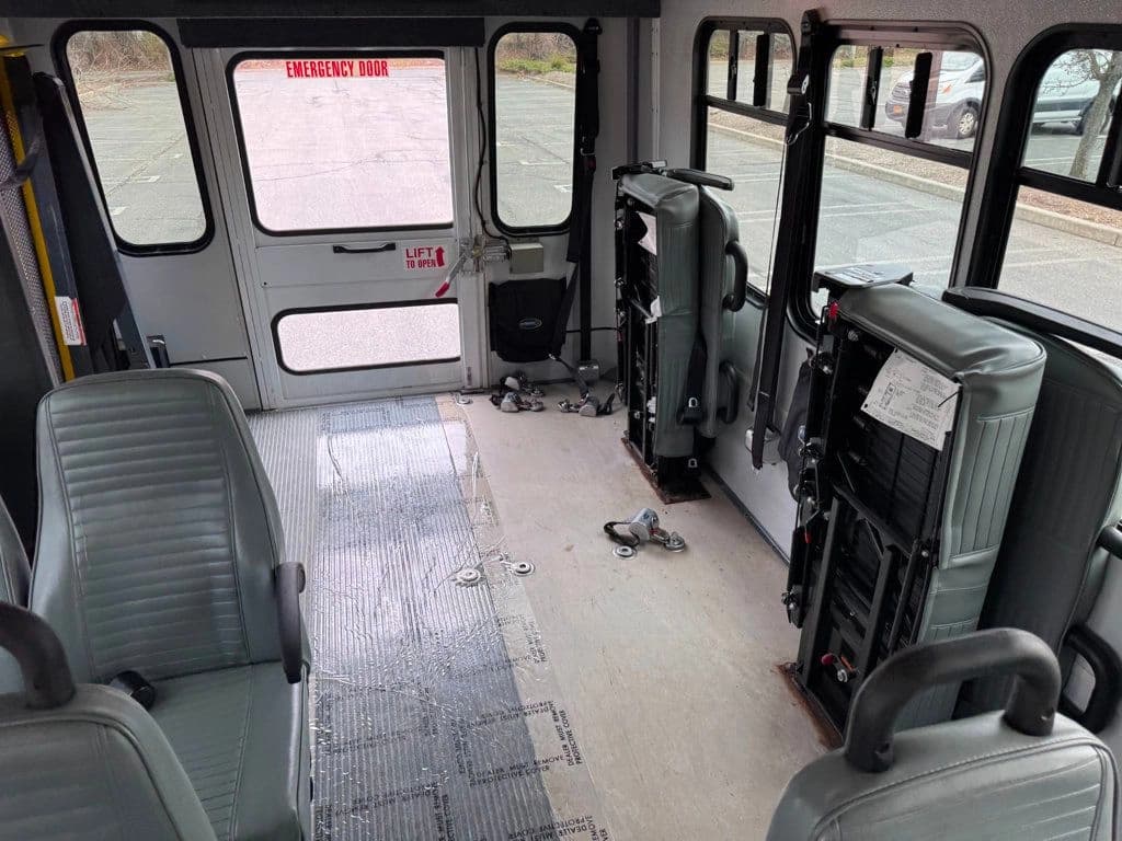 2014 Ford E-450 Shuttle Bus - Image 7