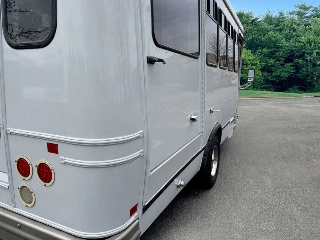 2014 Ford E-450 Shuttle Bus - Image 9