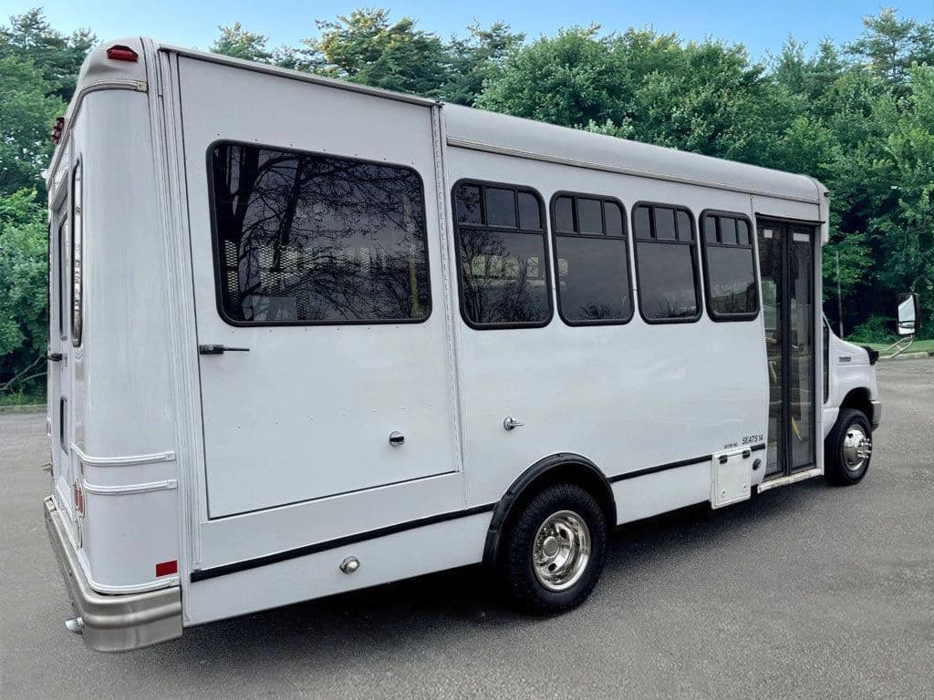 2014 Ford E-450 Shuttle Bus - Image 10