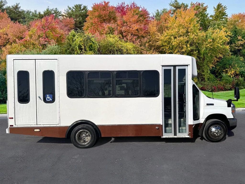 2011 Ford E-450 ElDorado Shuttle Bus - Image 12