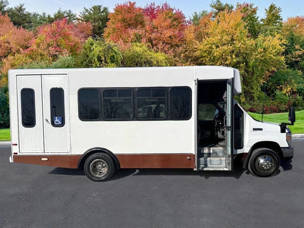 2011 Ford E-450 ElDorado Shuttle Bus - Image 13