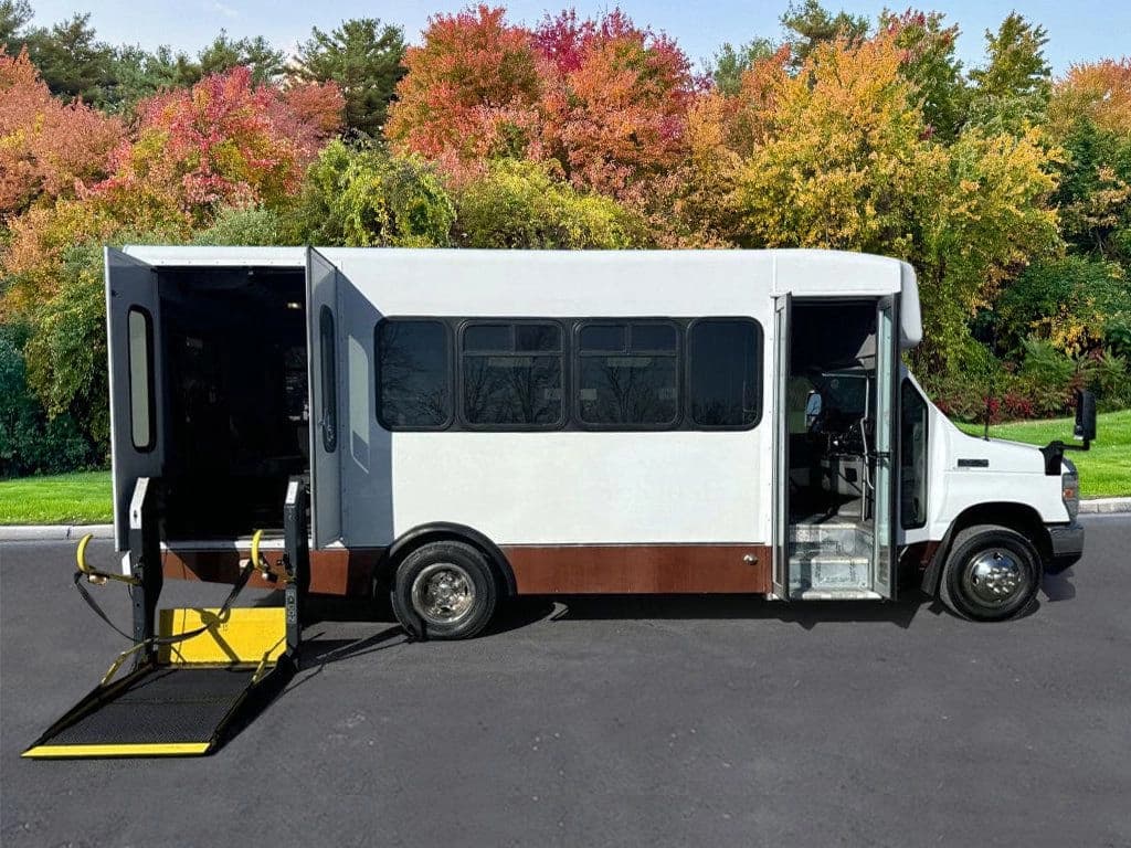 2011 Ford E-450 ElDorado Shuttle Bus - Image 3