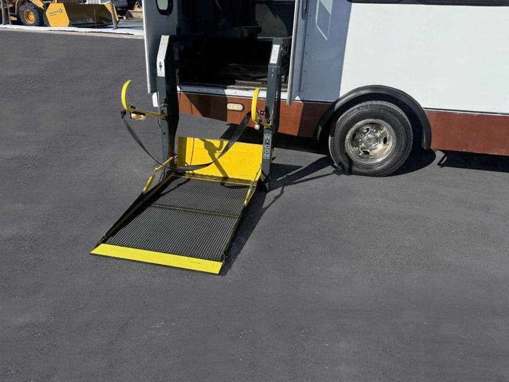 2011 Ford E-450 ElDorado Shuttle Bus - Image 14