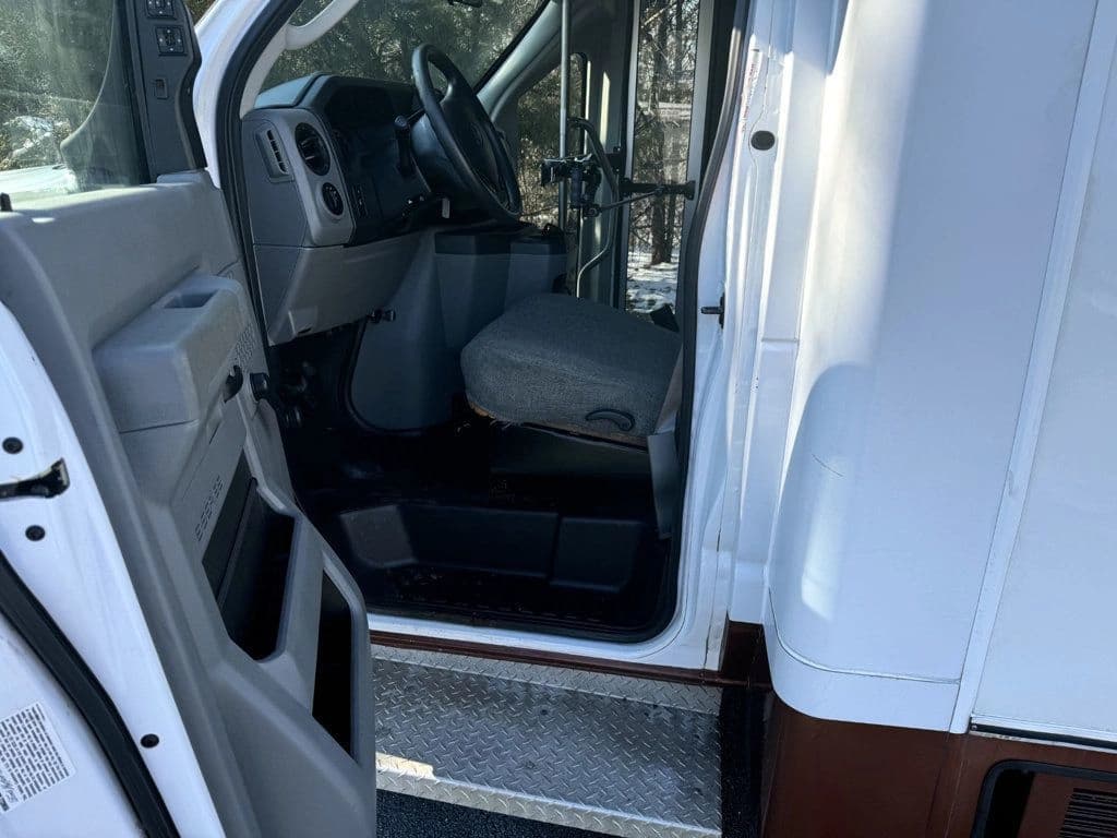 2011 Ford E-450 ElDorado Shuttle Bus - Image 18