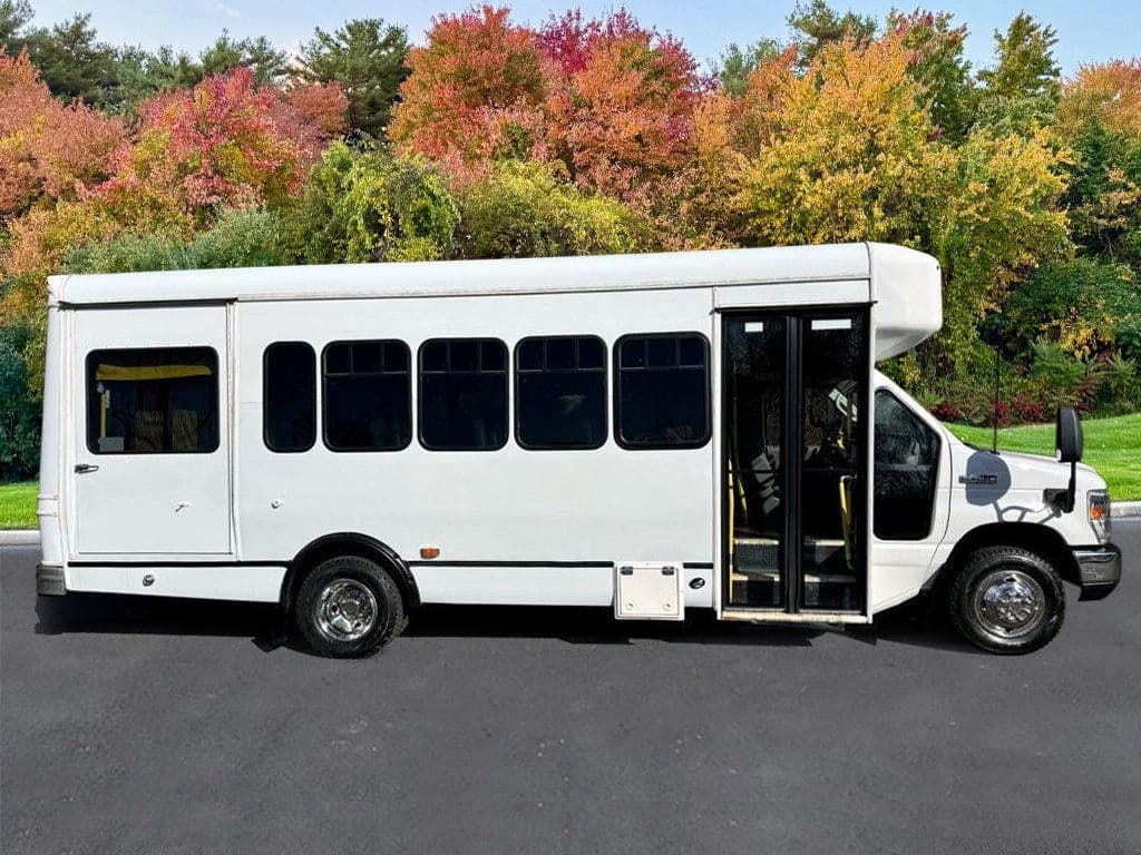 2015 Ford E-450 Shuttle Bus - Image 4