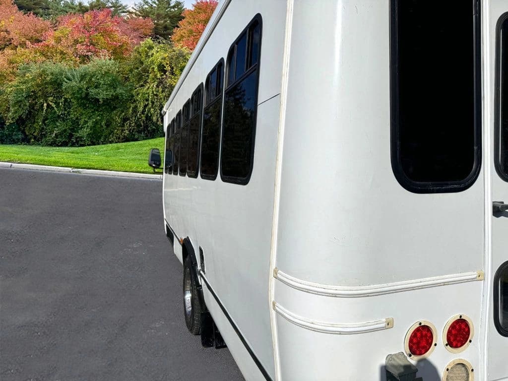2015 Ford E-450 Shuttle Bus - Image 12