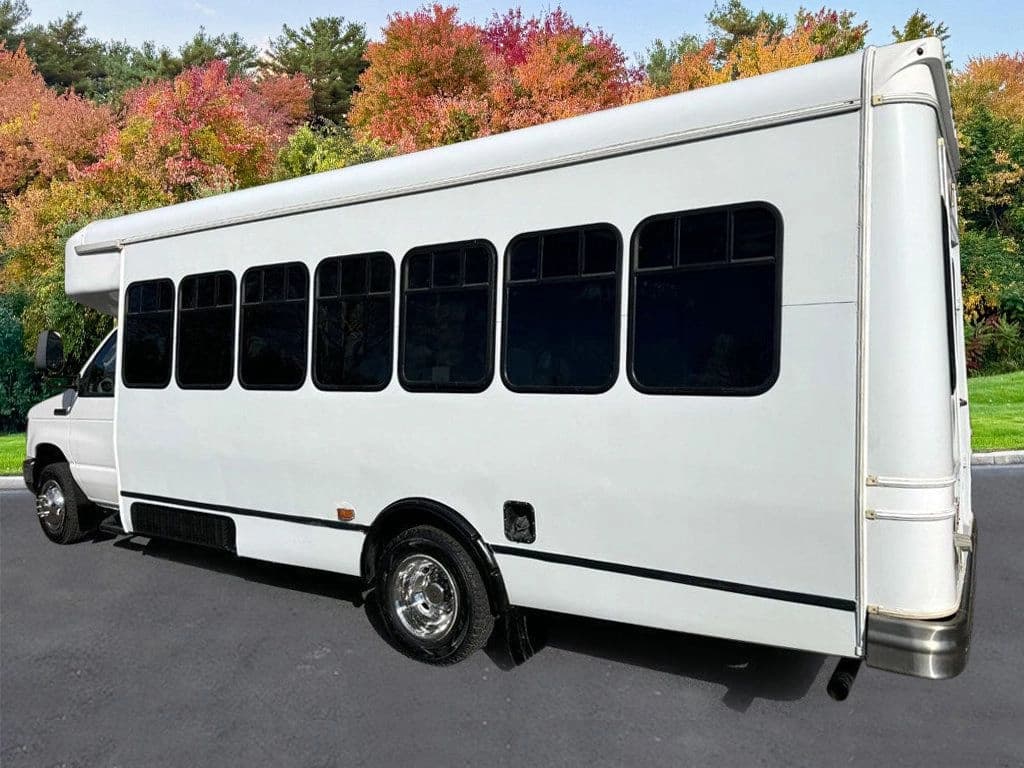 2015 Ford E-450 Shuttle Bus - Image 13