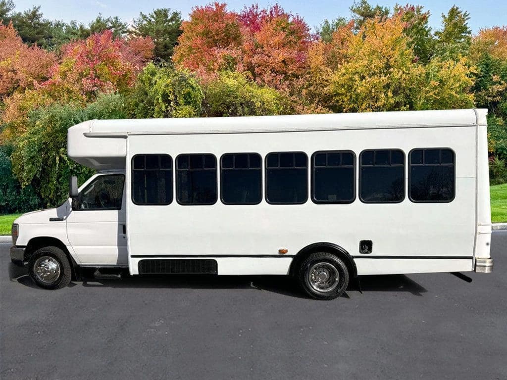 2015 Ford E-450 Shuttle Bus - Image 14