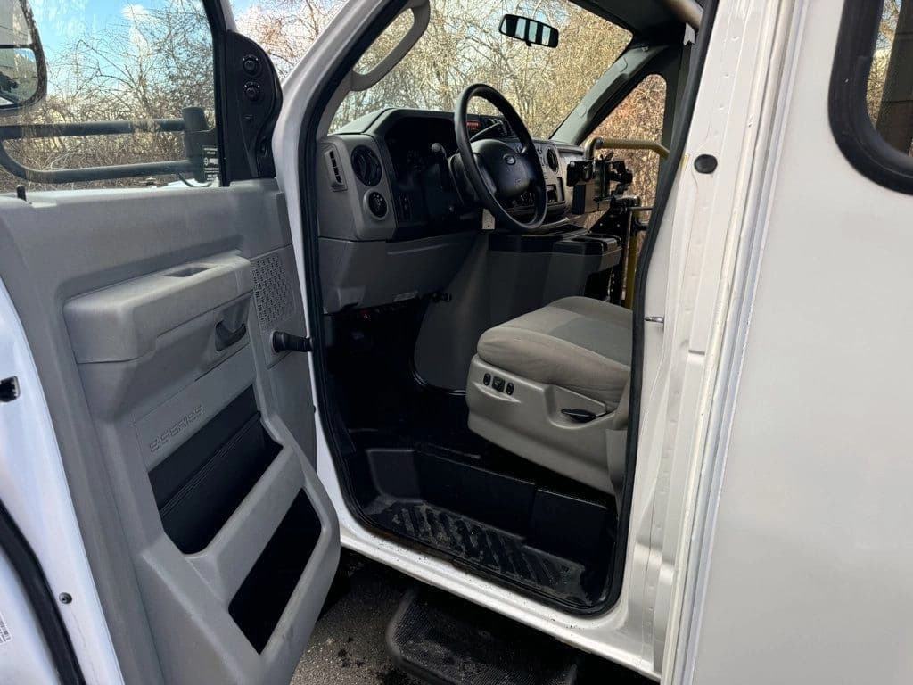 2015 Ford E-450 Shuttle Bus - Image 17