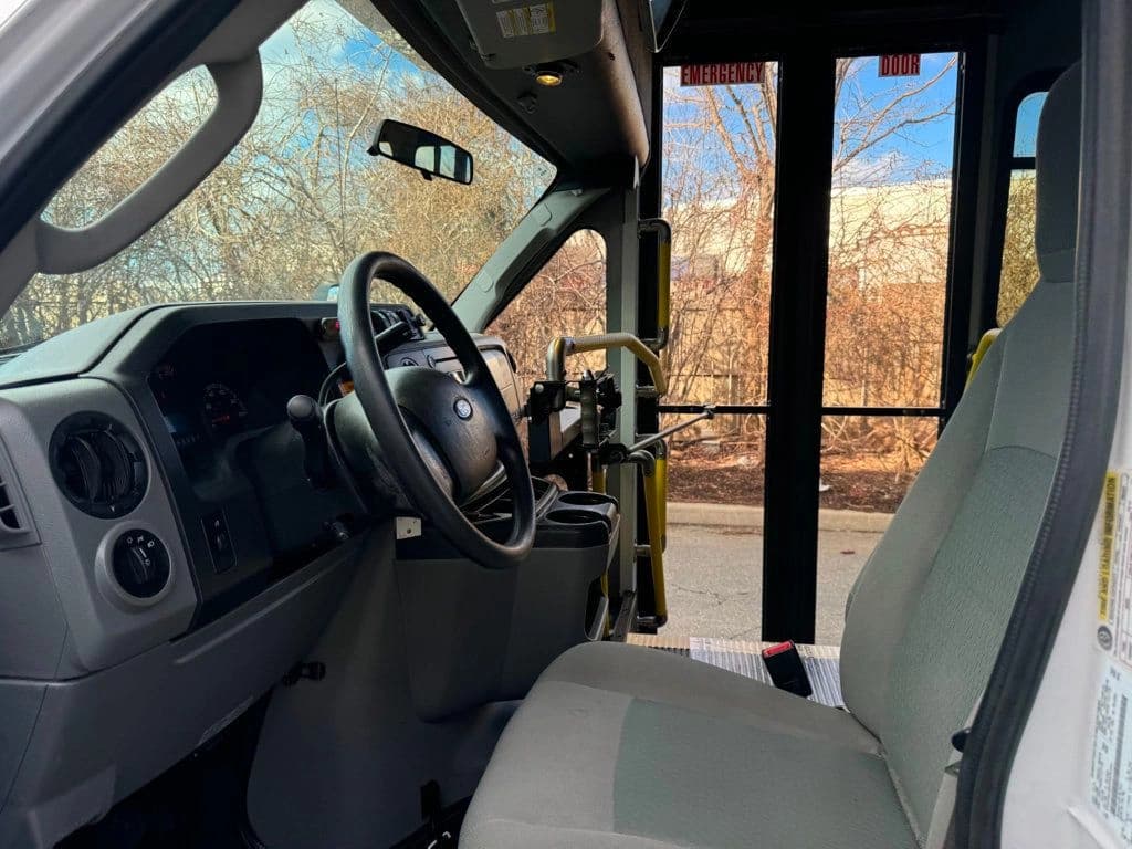 2015 Ford E-450 Shuttle Bus - Image 18