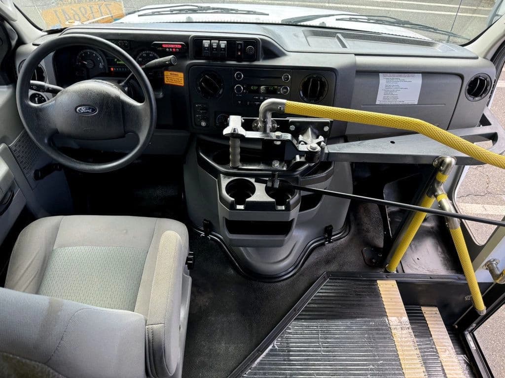2015 Ford E-450 Shuttle Bus - Image 19