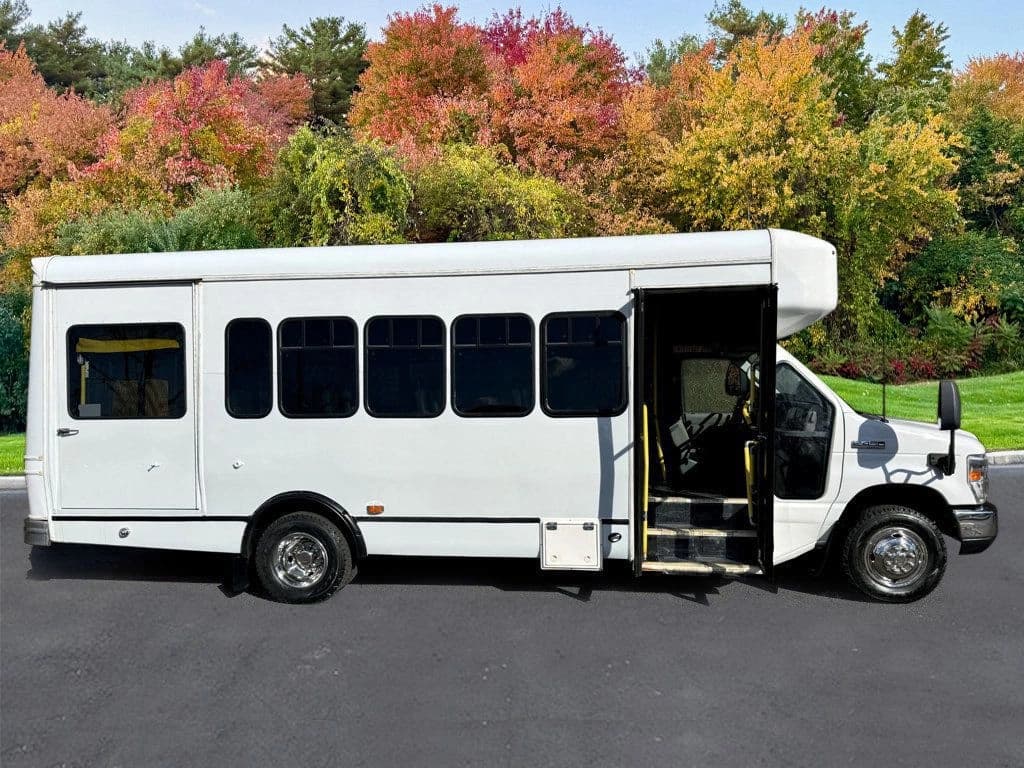 2015 Ford E-450 Shuttle Bus - Image 5