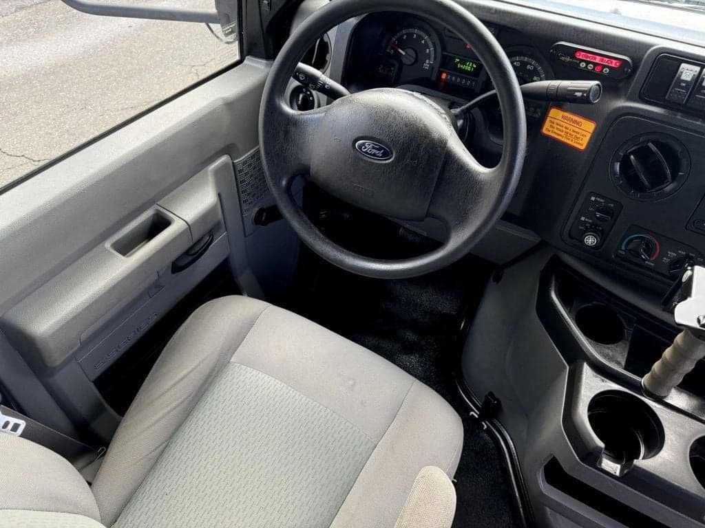 2015 Ford E-450 Shuttle Bus - Image 20