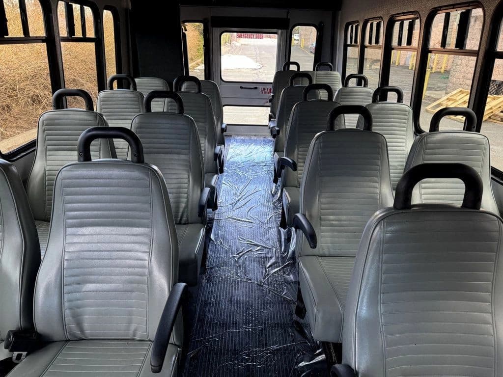 2015 Ford E-450 Shuttle Bus - Image 23