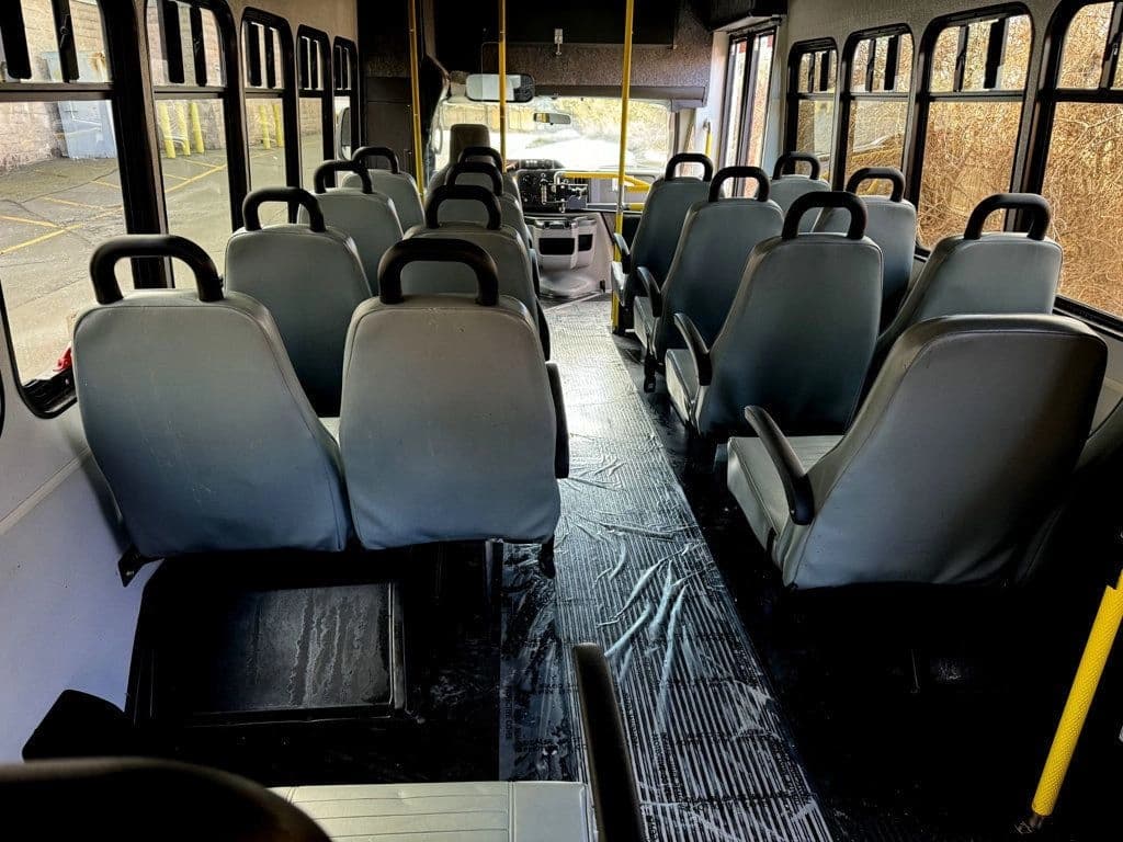 2015 Ford E-450 Shuttle Bus - Image 25